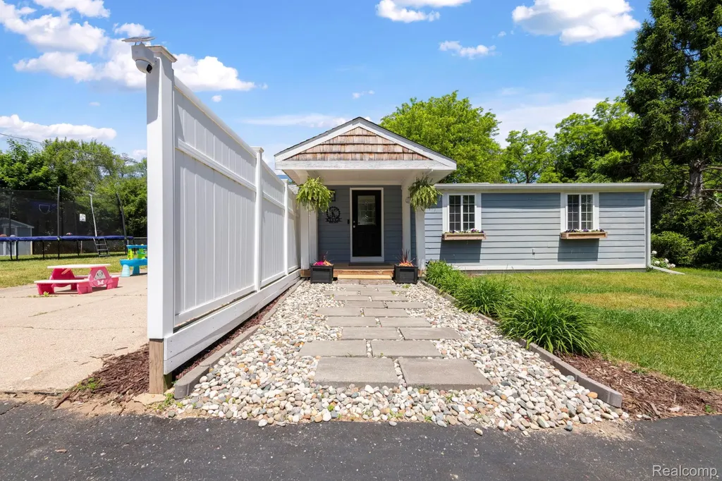1570 Tamson Street West Bloomfield Charter Township MI 48324