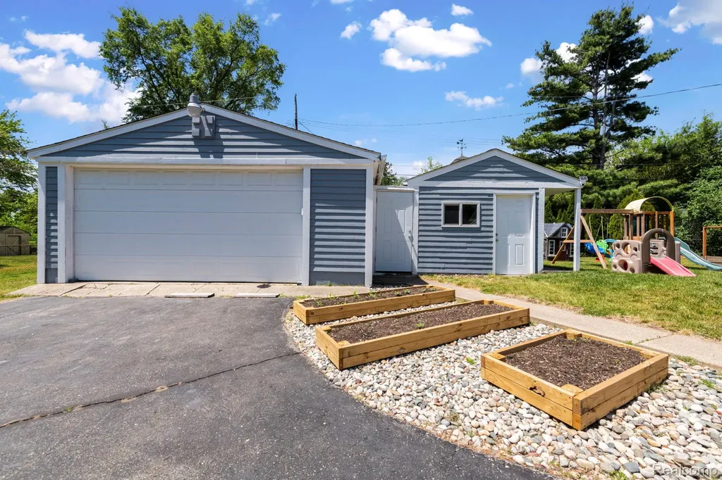 1570 Tamson Street West Bloomfield Charter Township MI 48324