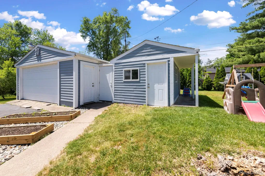 1570 Tamson Street West Bloomfield Charter Township MI 48324