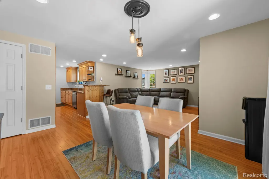 1570 Tamson Street West Bloomfield Charter Township MI 48324