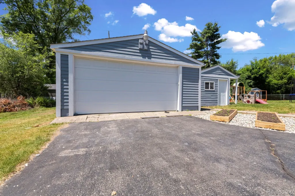 1570 Tamson Street West Bloomfield Charter Township MI 48324