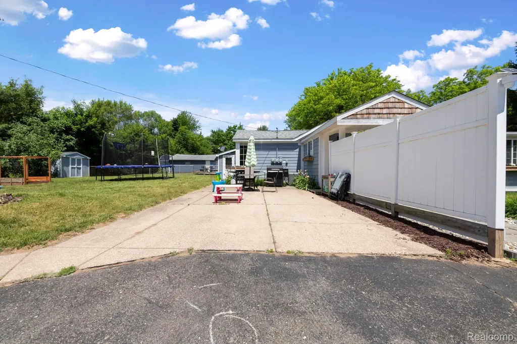 1570 Tamson Street West Bloomfield Charter Township MI 48324