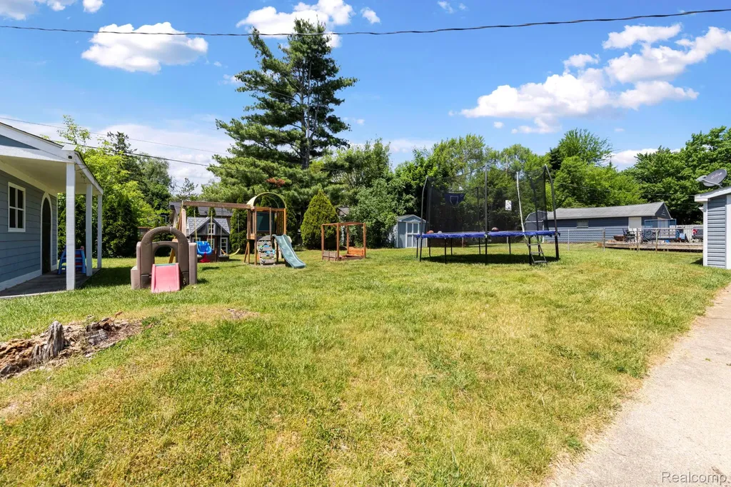 1570 Tamson Street West Bloomfield Charter Township MI 48324
