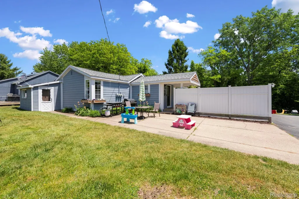 1570 Tamson Street West Bloomfield Charter Township MI 48324