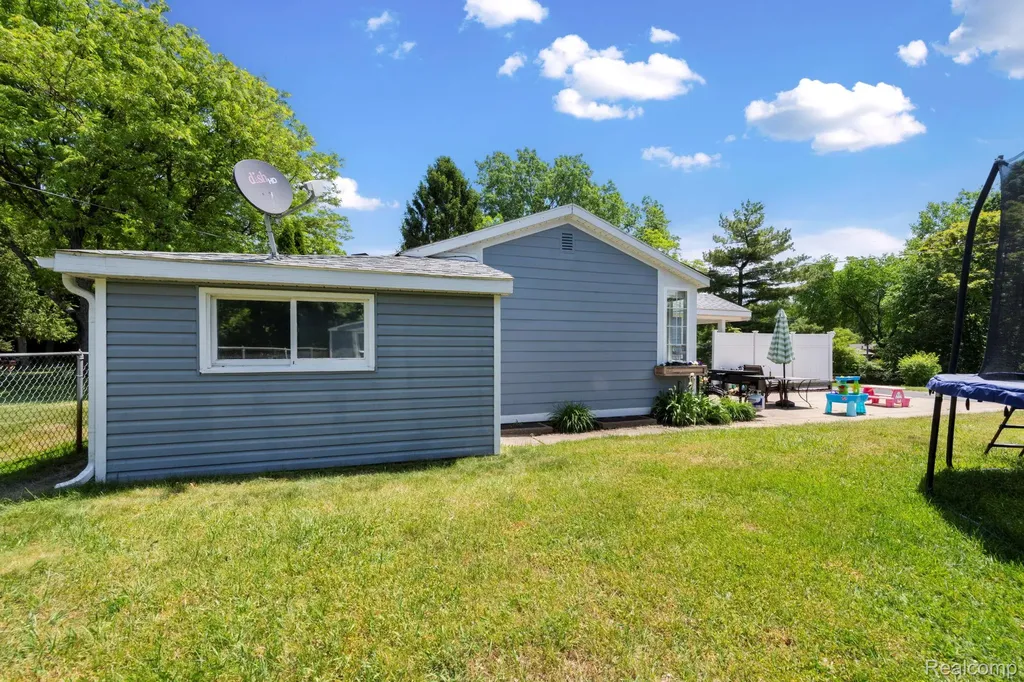 1570 Tamson Street West Bloomfield Charter Township MI 48324