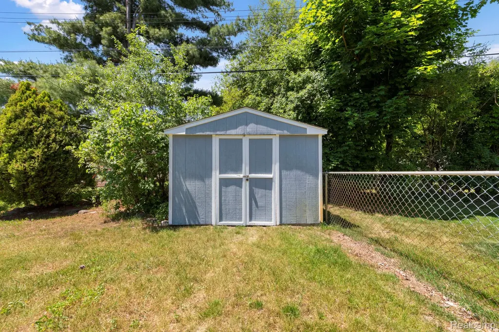 1570 Tamson Street West Bloomfield Charter Township MI 48324