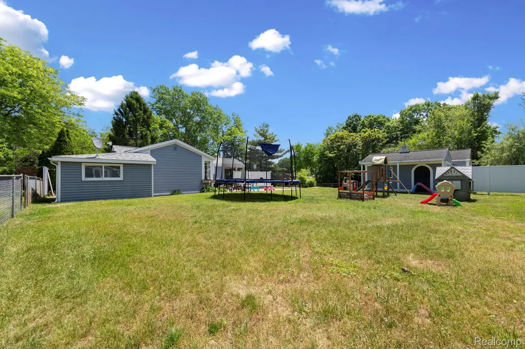 1570 Tamson Street West Bloomfield Charter Township MI 48324