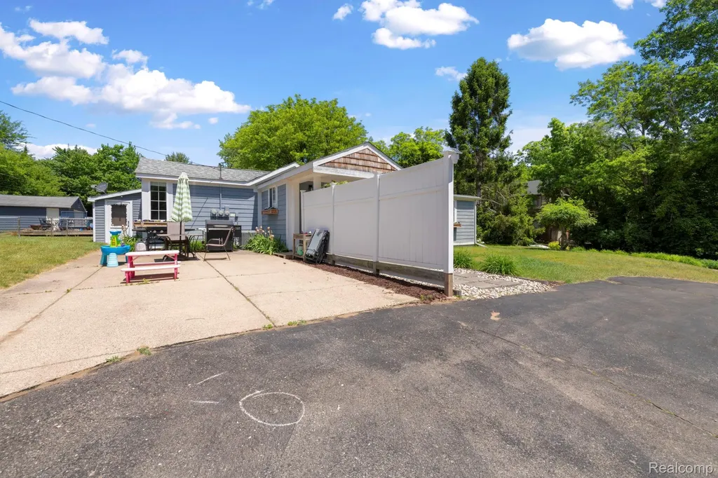 1570 Tamson Street West Bloomfield Charter Township MI 48324