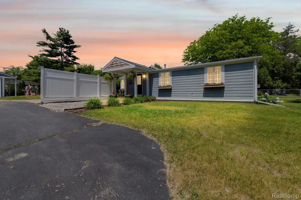 1570 Tamson Street West Bloomfield Charter Township MI 48324