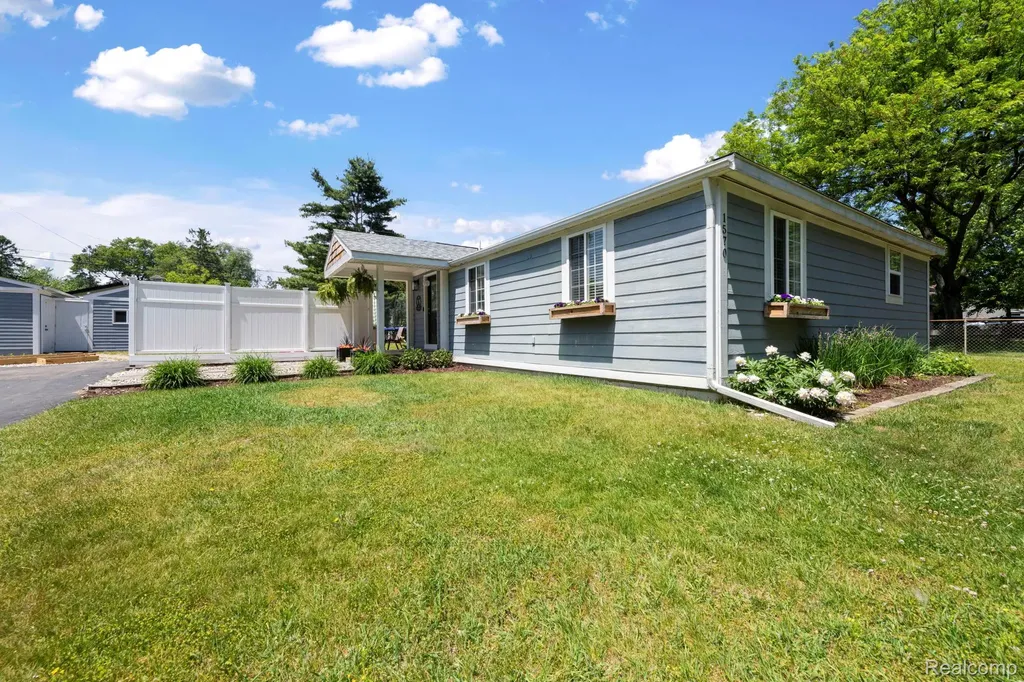 1570 Tamson Street West Bloomfield Charter Township MI 48324