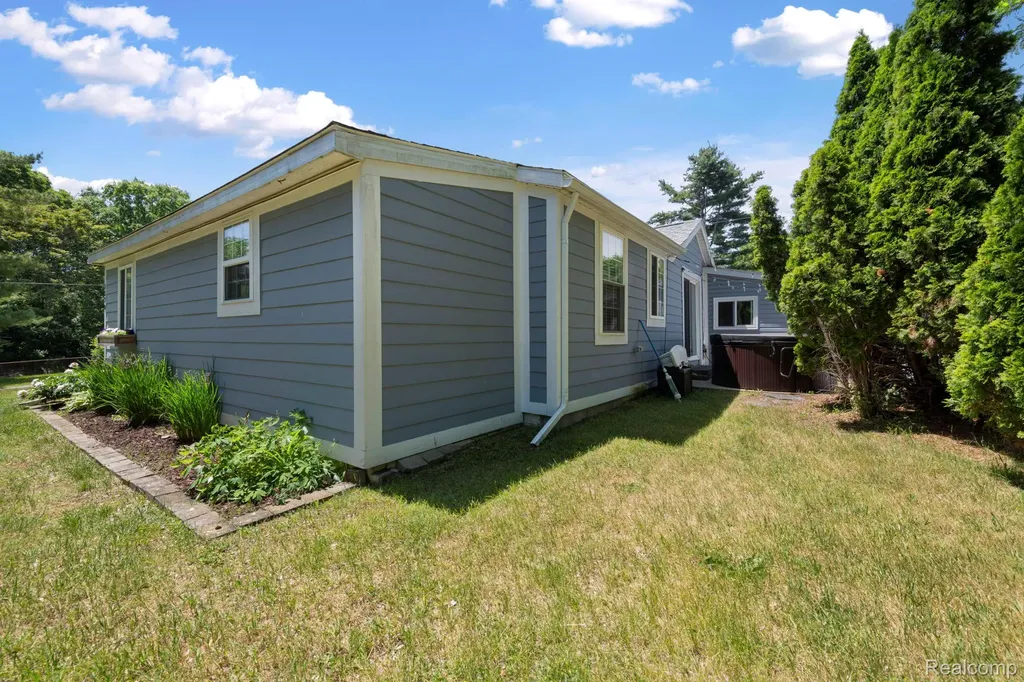 1570 Tamson Street West Bloomfield Charter Township MI 48324