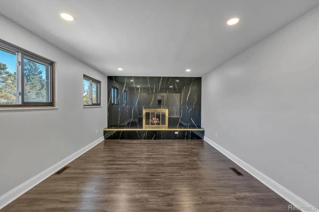9498 Bassett Street Livonia City MI 48150
