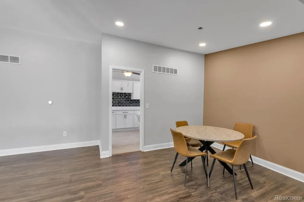 9498 Bassett Street Livonia City MI 48150