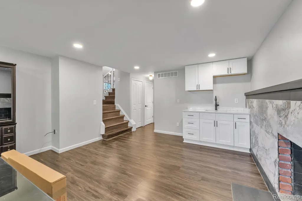 9498 Bassett Street Livonia City MI 48150