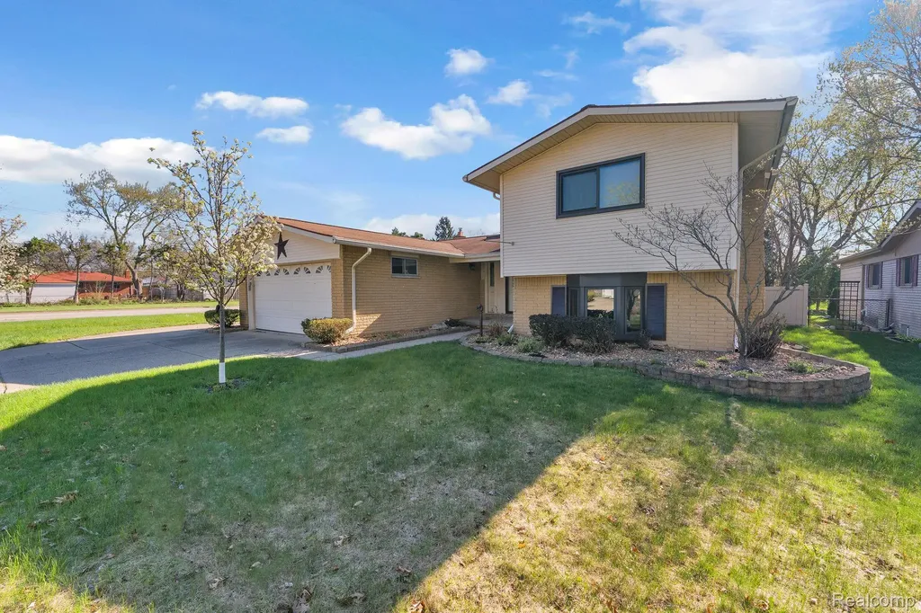 9498 Bassett Street Livonia City MI 48150