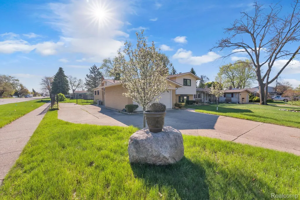 9498 Bassett Street Livonia City MI 48150