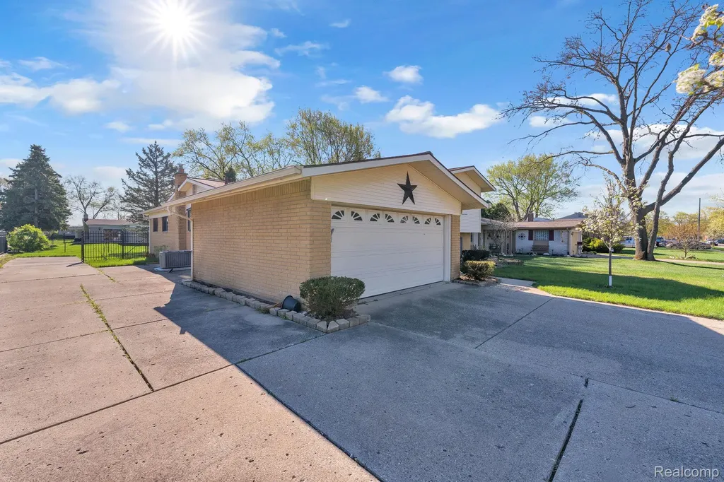 9498 Bassett Street Livonia City MI 48150