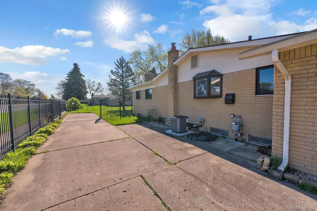 9498 Bassett Street Livonia City MI 48150