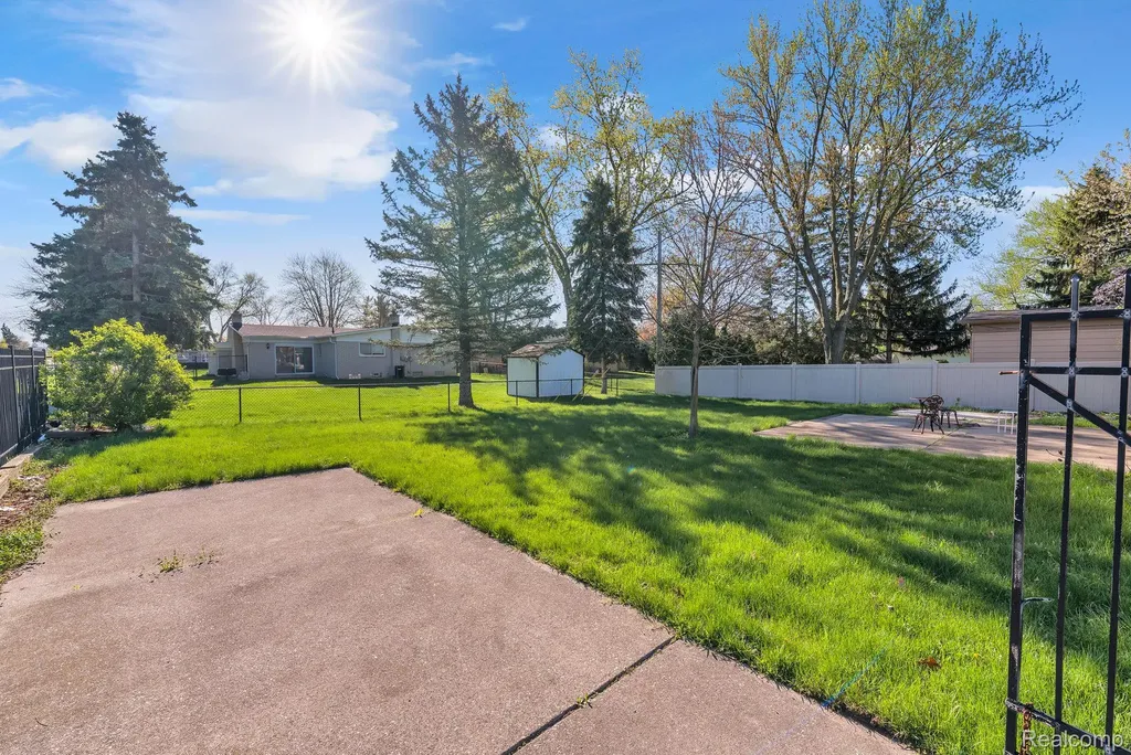 9498 Bassett Street Livonia City MI 48150