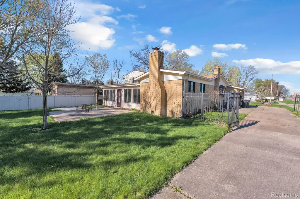 9498 Bassett Street Livonia City MI 48150