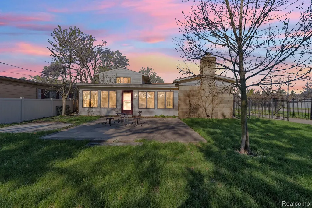 9498 Bassett Street Livonia City MI 48150