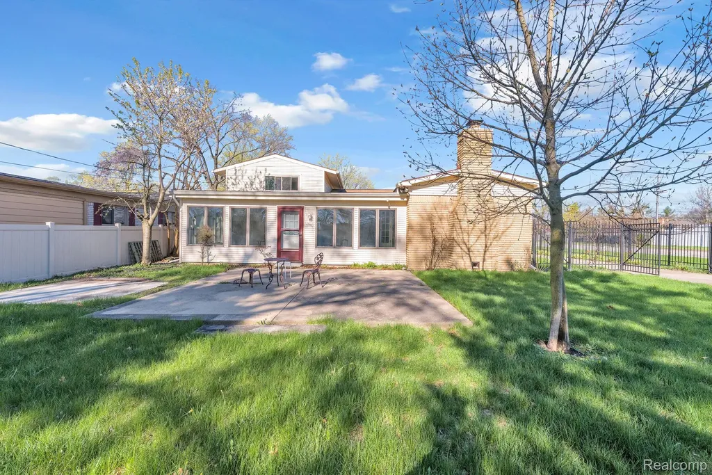 9498 Bassett Street Livonia City MI 48150