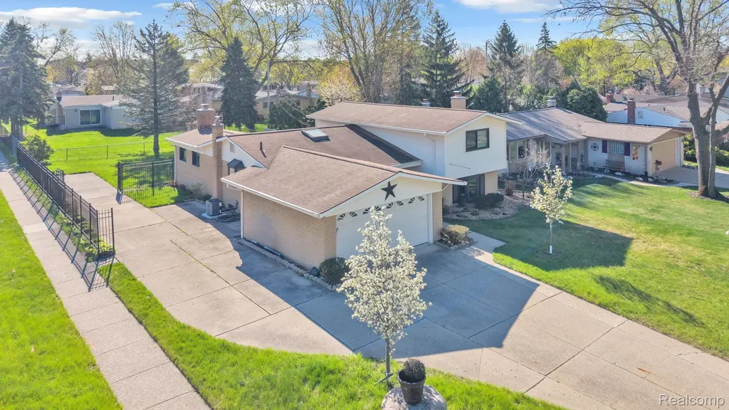 9498 Bassett Street Livonia City MI 48150