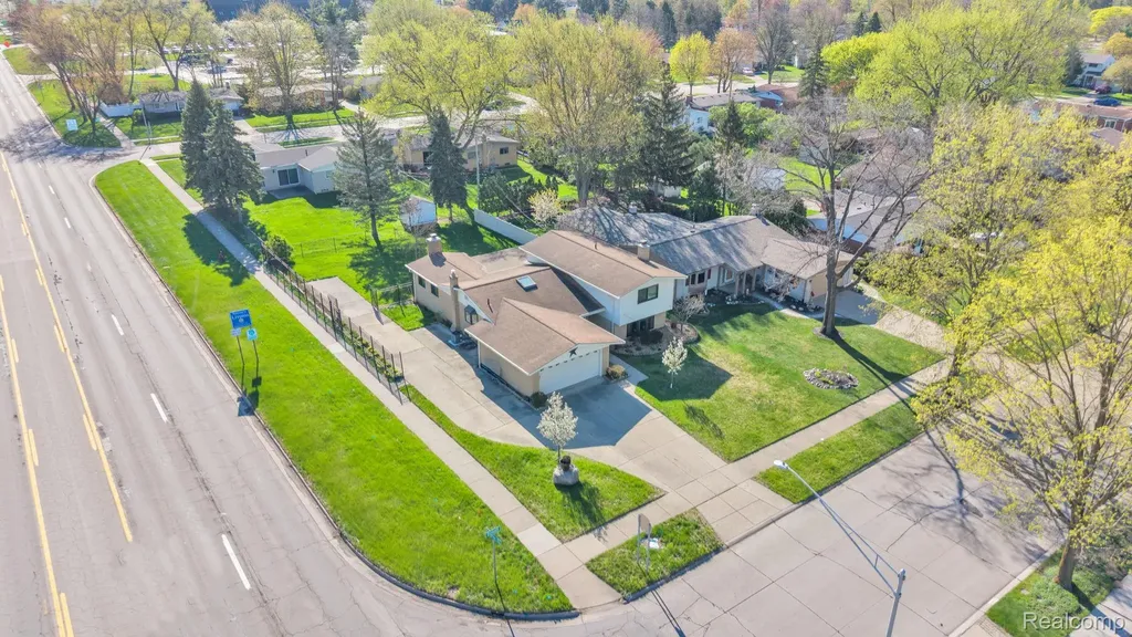 9498 Bassett Street Livonia City MI 48150