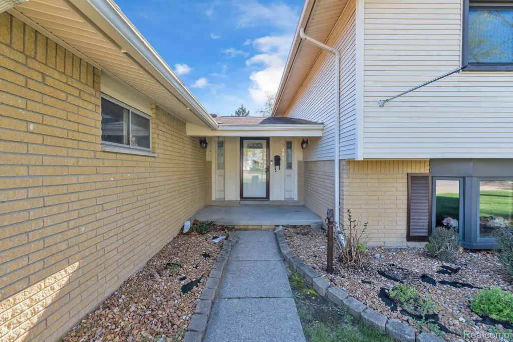 9498 Bassett Street Livonia City MI 48150
