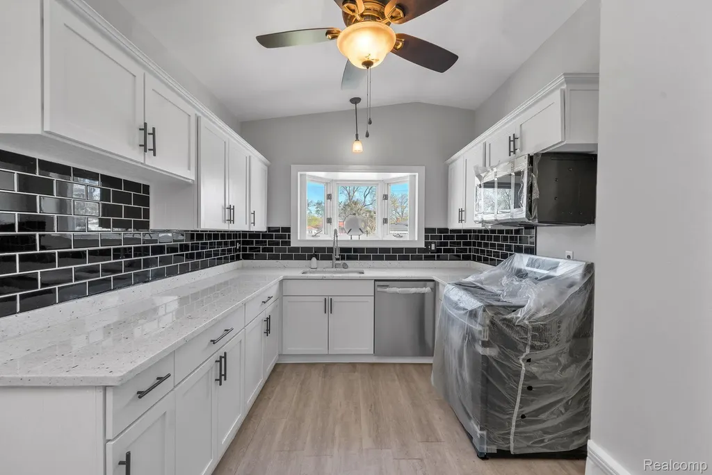 9498 Bassett Street Livonia City MI 48150