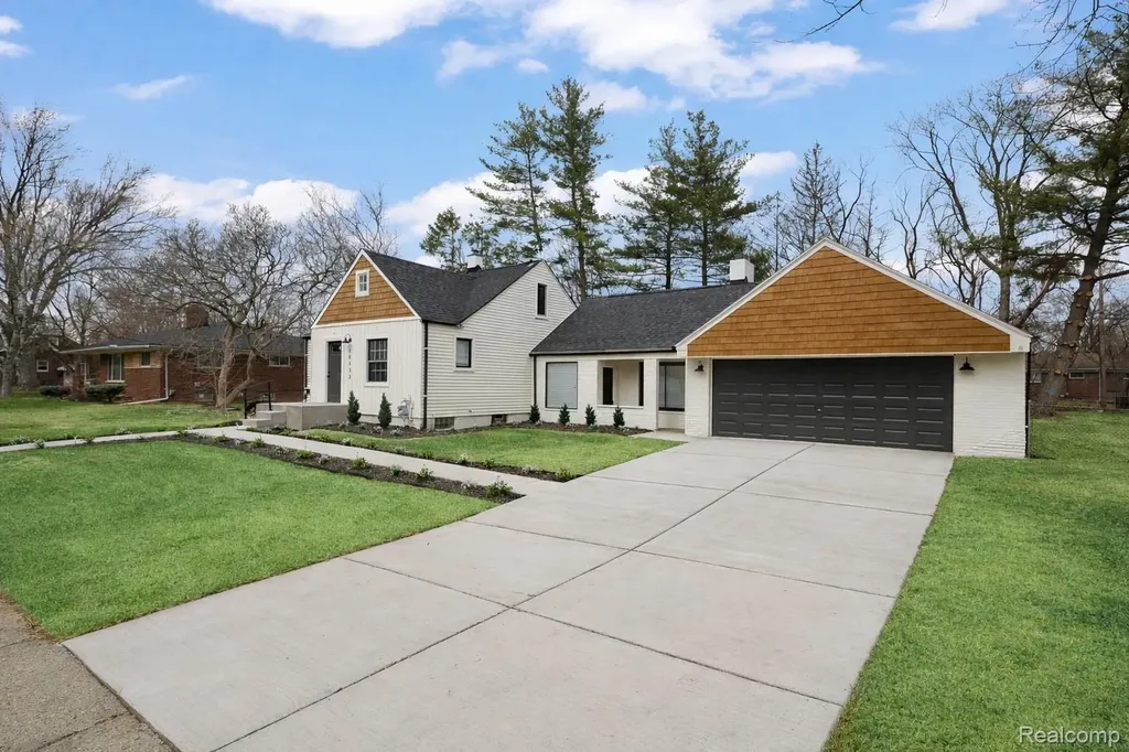 19133 Huntington Avenue Harper Woods City MI 48225