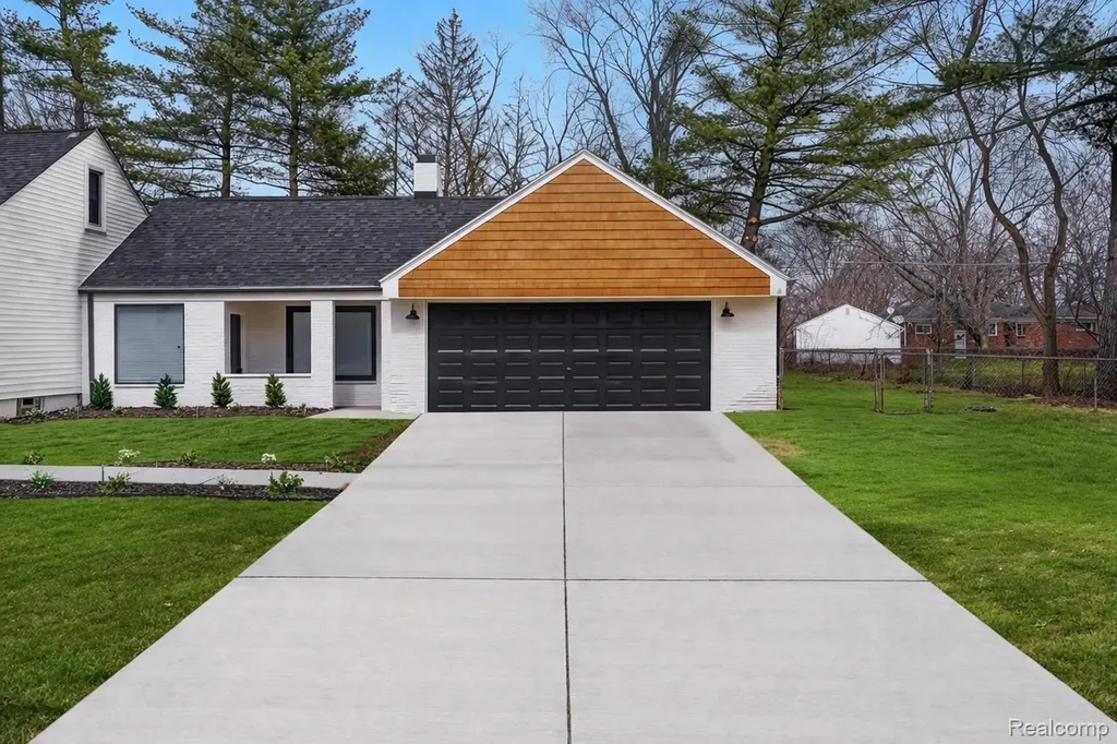 19133 Huntington Avenue Harper Woods City MI 48225