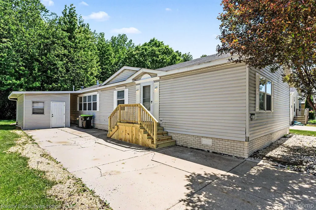 45822 Bonaventure Drive Macomb Township MI 48044