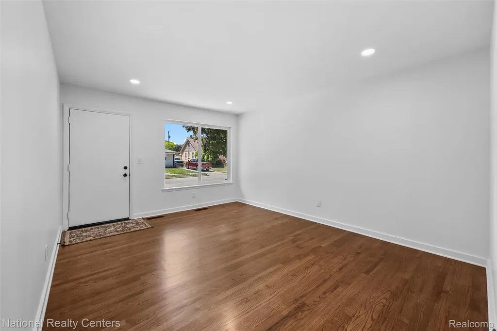 27736 Osmun Street Madison Heights City MI 48071