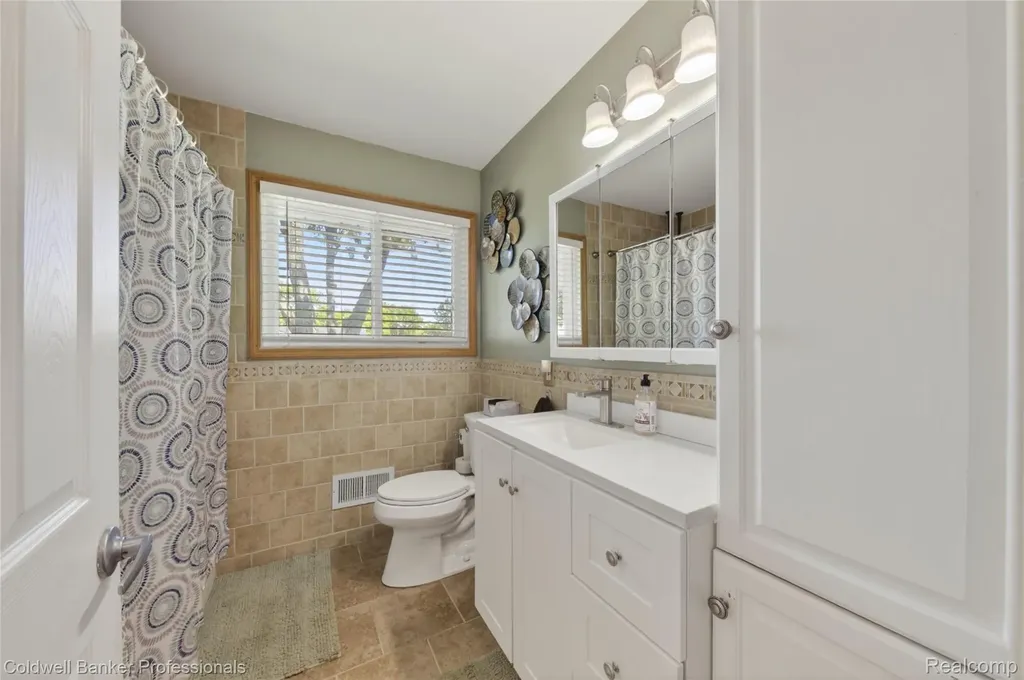 373 Tilmor Drive Waterford Charter Township MI 48328