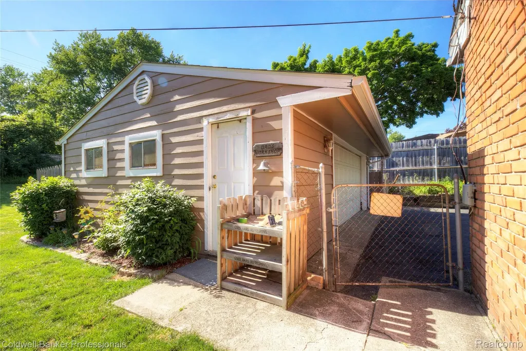 373 Tilmor Drive Waterford Charter Township MI 48328