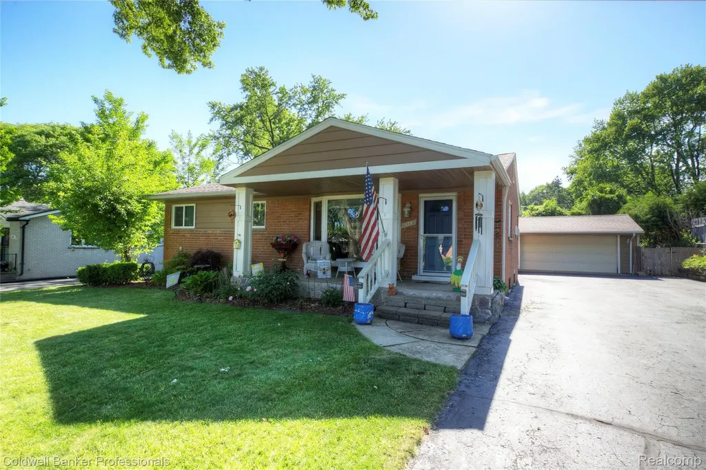 373 Tilmor Drive Waterford Charter Township MI 48328