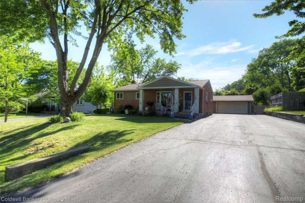 373 Tilmor Drive Waterford Charter Township MI 48328
