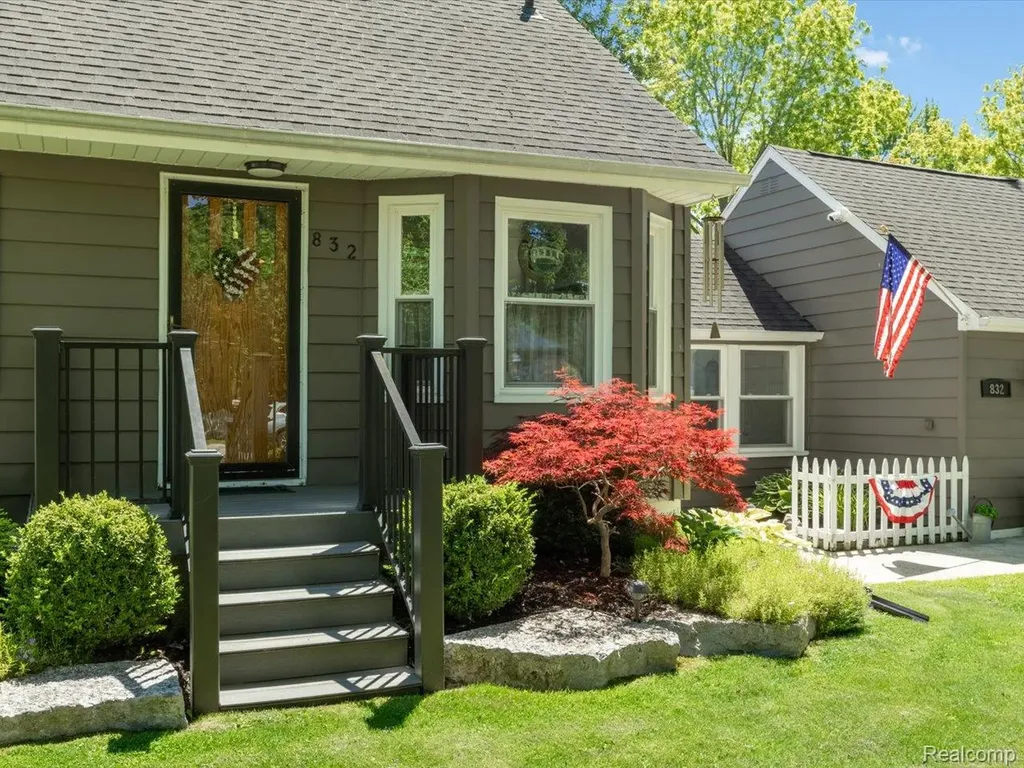 832 N 9th Street St. Clair City MI 48079
