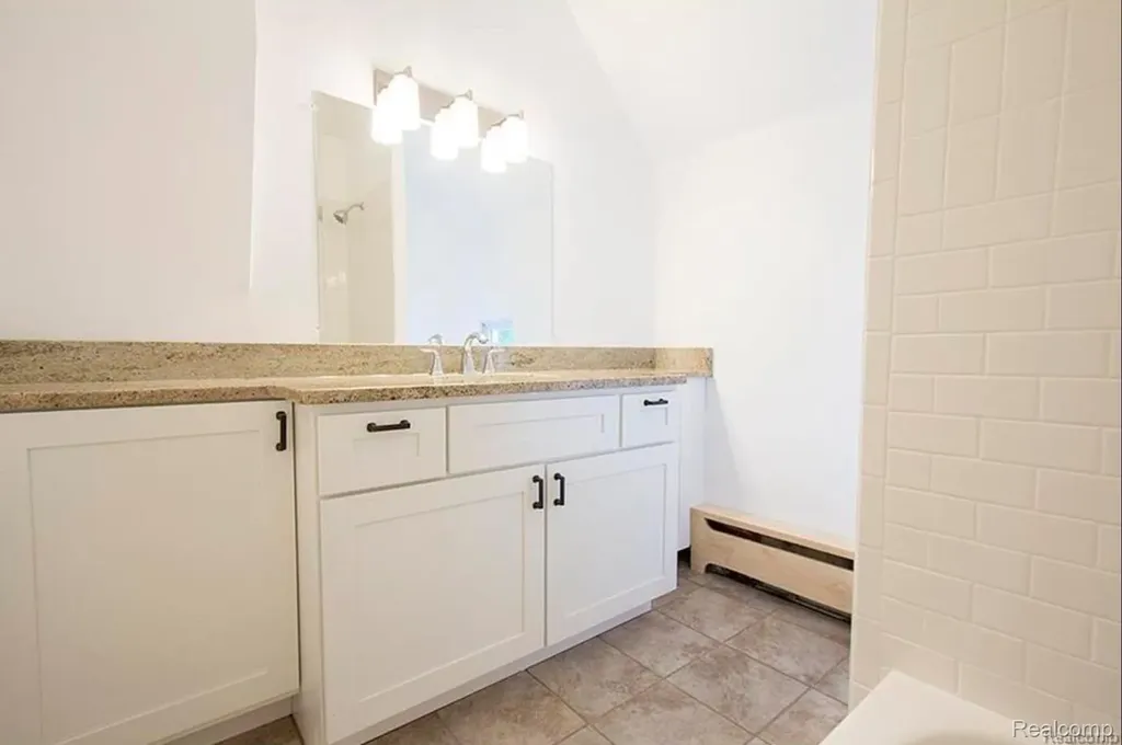 33614 Grand River Avenue Farmington City MI 48335