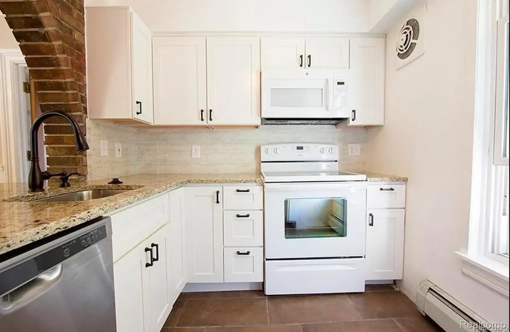 33614 Grand River Avenue Farmington City MI 48335