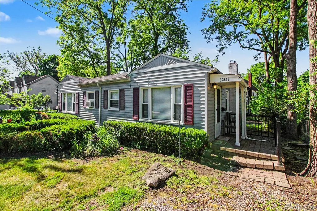 33614 Grand River Avenue Farmington City MI 48335
