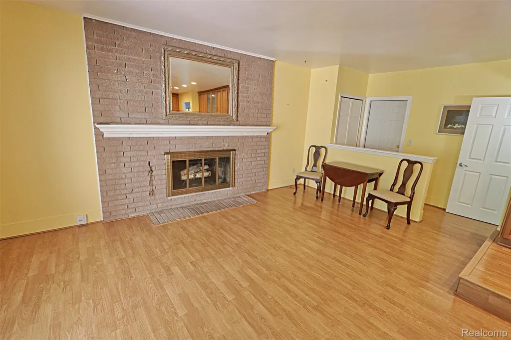38924 Dover Street Livonia City MI 48150