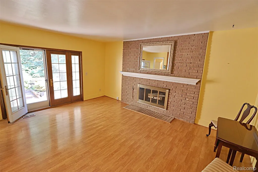 38924 Dover Street Livonia City MI 48150