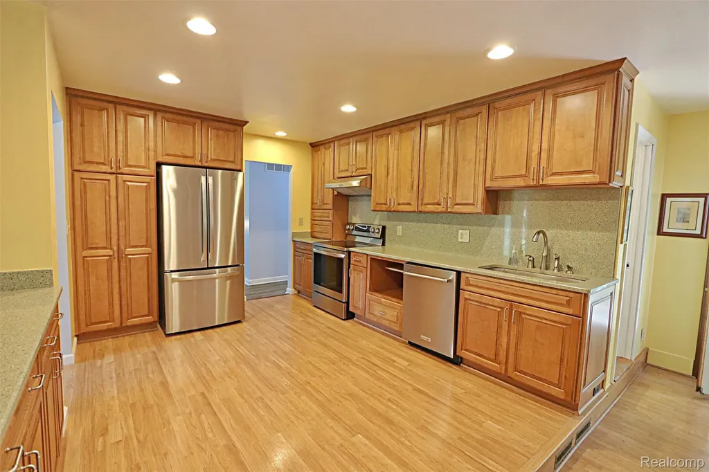 38924 Dover Street Livonia City MI 48150