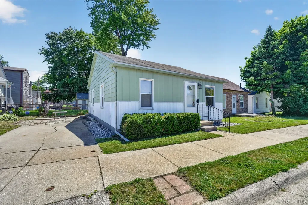 2421 5th Street Trenton City MI 48183