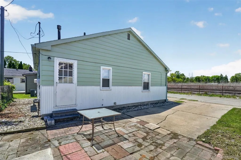 2421 5th Street Trenton City MI 48183