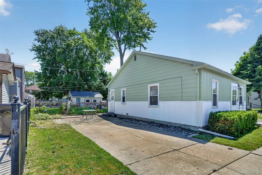 2421 5th Street Trenton City MI 48183