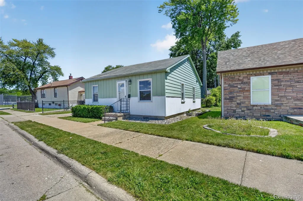 2421 5th Street Trenton City MI 48183