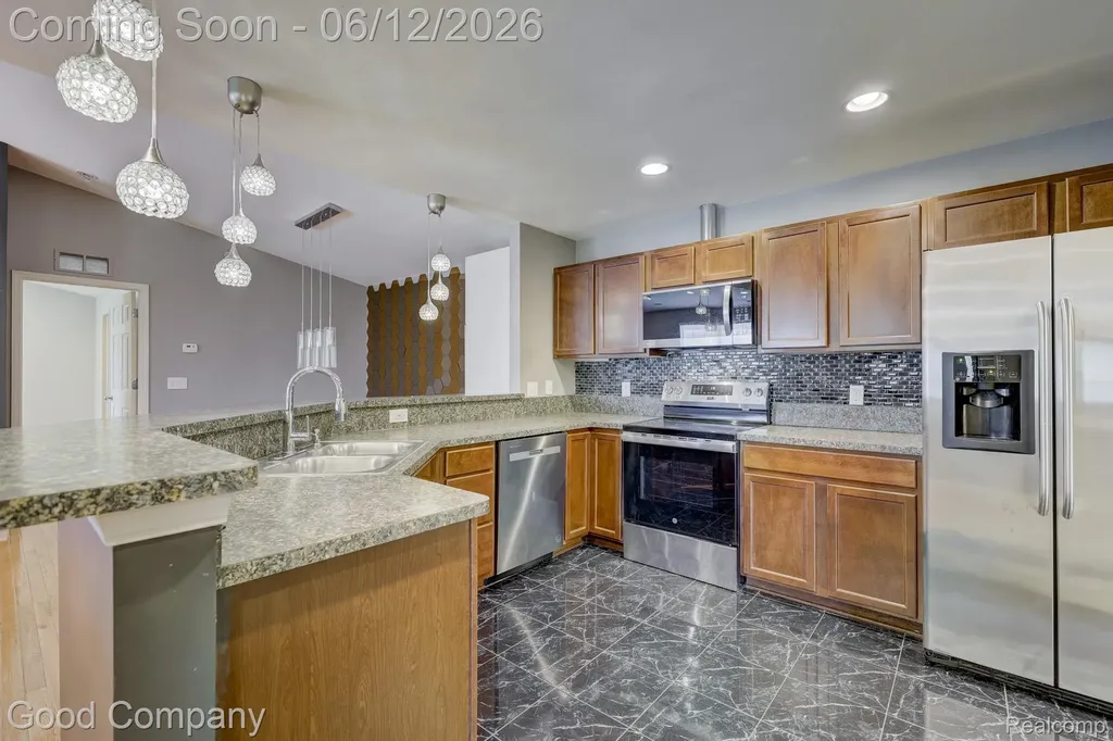 29941 Fox Run Circle Warren City MI 48092